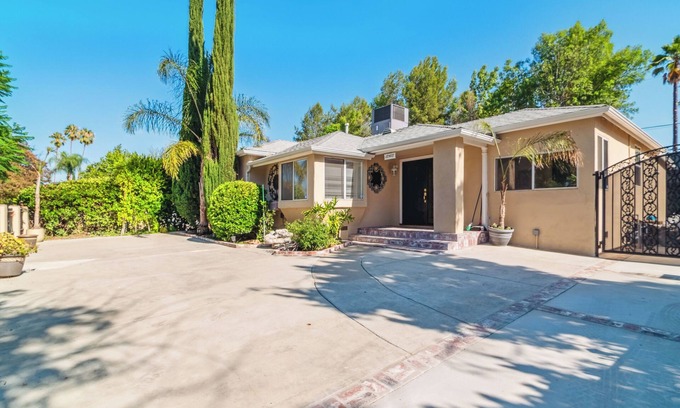 Woodland Hills Casa | Fabulous Tarzana Poolside Retreat
