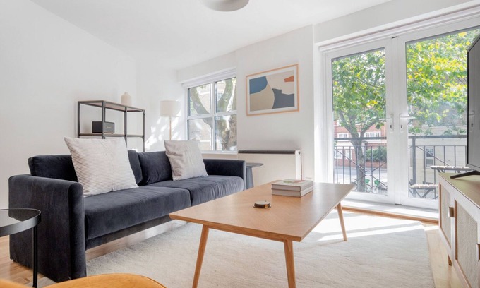 Riverside Apartamento | Fabulous Tower Bridge 2BR w/ Balcony, nr Tube Station, by Blueground