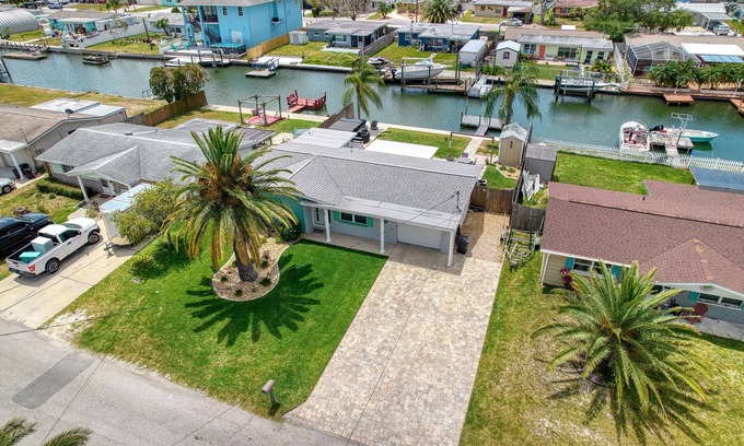 Hudson Beach Estates Casa | Fabulous Waterfront with Swimspa