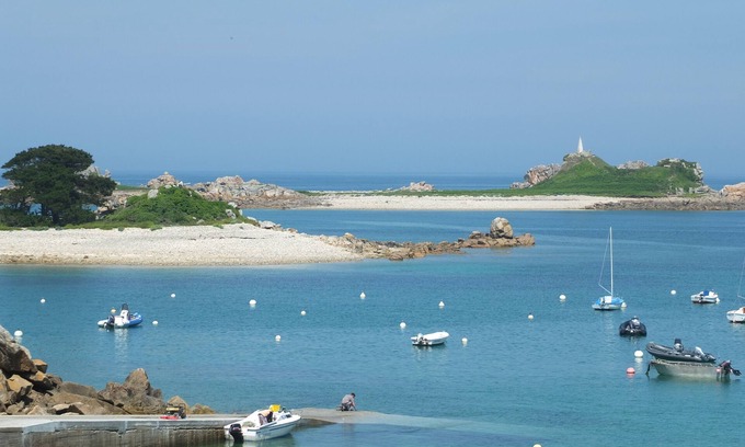 Penvenan Apartamento | Facing Port Blanc beach, beautiful apartment with garden