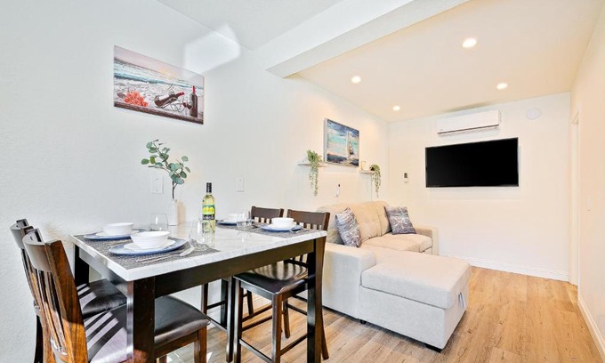 Santa Ana Heights Casa | Fair, Sunny, and Blue Weather Days