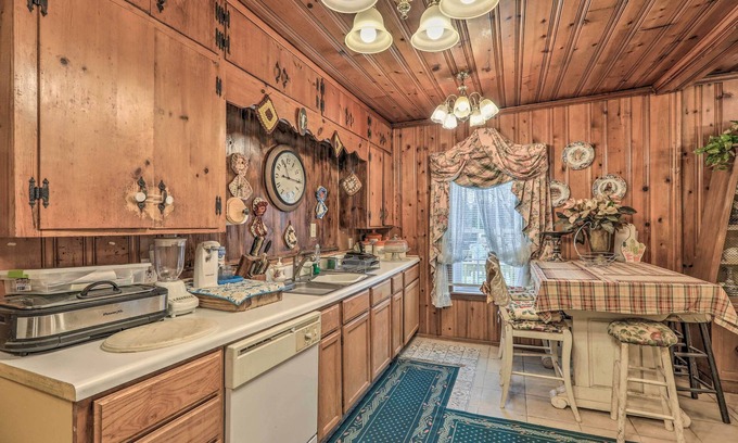 Cliftondale Casa | Fairburn Area Home w/ Deck ~ 20 Mi to Atlanta