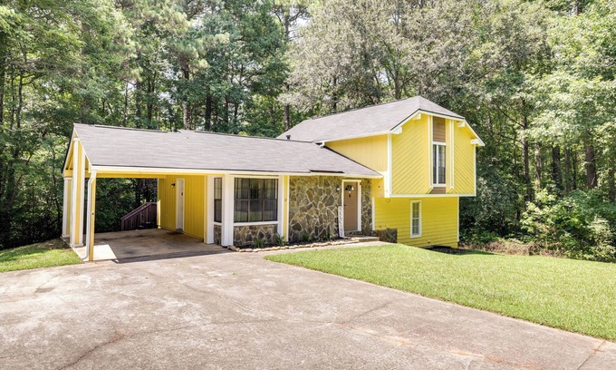 Fairburn Casa | Fairburn Home w/ 2 Decks, Grill & Outdoor Dining!