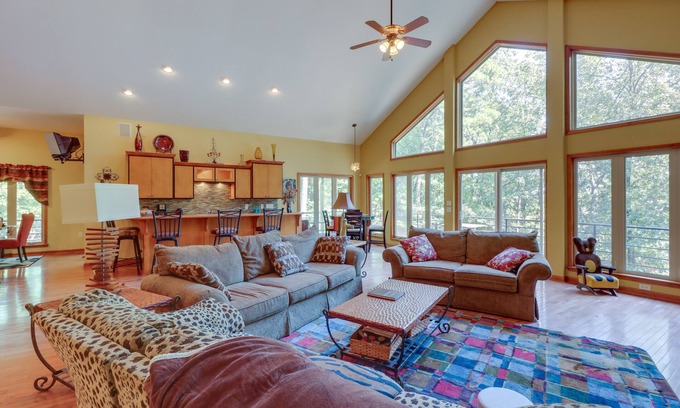 Fairfield Bay Casa | Fairfield Bay Retreat w/ Fireplaces & Lake Access