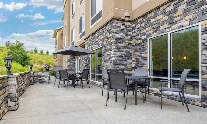 Slippery Rock Hotel | Fairfield Inn & Suites by Marriott Slippery Rock