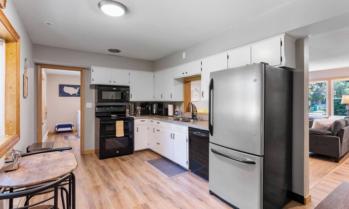 Cedarburg Casa | Fairground Flat - Cedarburg 3 bedroom home!