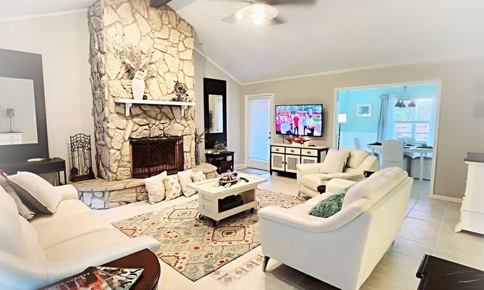 Daphne Casa | FAIRHOPE, DAPHNE, DT MOBILE & BEACHES! DAY SPA, POOLS, GOLF,& MASSAGE CHAIR INCL