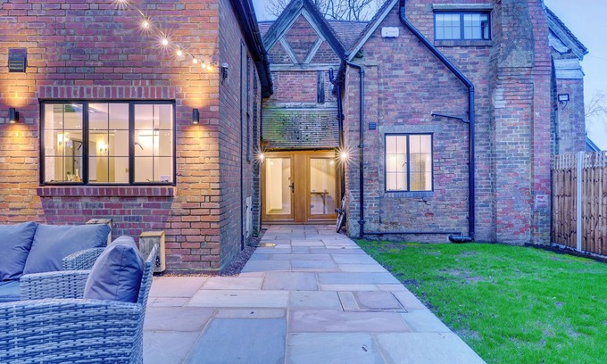 Barnt Green Otro | Fairview Cottage - Luxury English Country Cottage with Hot Tub & Pizza Oven