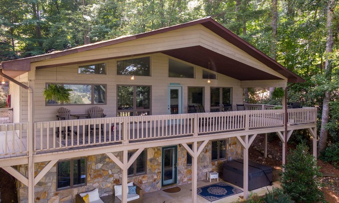 Spruce Pine Cabina | Fairway Gem at Spruce Pine - EV charge port, hot tub, fishing access