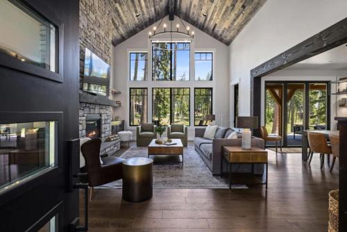 Cle Elum Casa | Fairway View with HotTub BBQ EV Firepit Chefs Kit