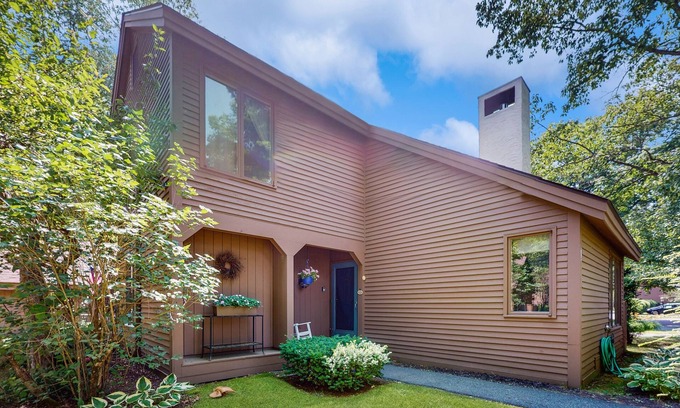West Hartford Condominio | Fairway Village condo on golf course w/ private patio, fireplace & amenities