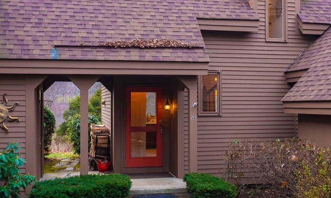 West Hartford Cabina | Fairway Village gem on the Quechee Golf Course - air-conditioning & fireplace