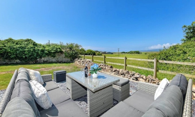 Llanengan Cabaña | Fairy tale cottage, close to pub & beach with large enclosed garden & parking