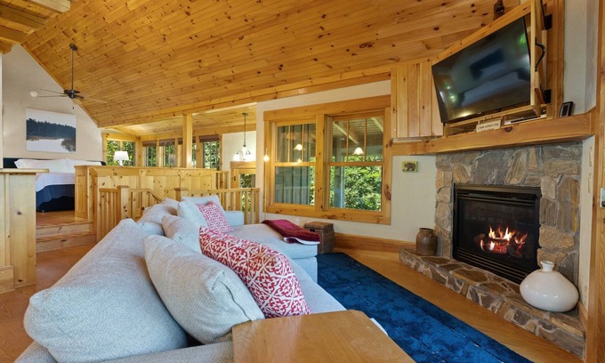 Black Mountain Cabina | Fairytale 3-bedroom cabin in lovely Black Mountain with Views, WiFi, Hot Tub