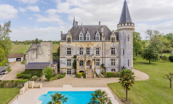 Blaye Otro | Fairytale Chateau with pool surrounded by vineyard and parc