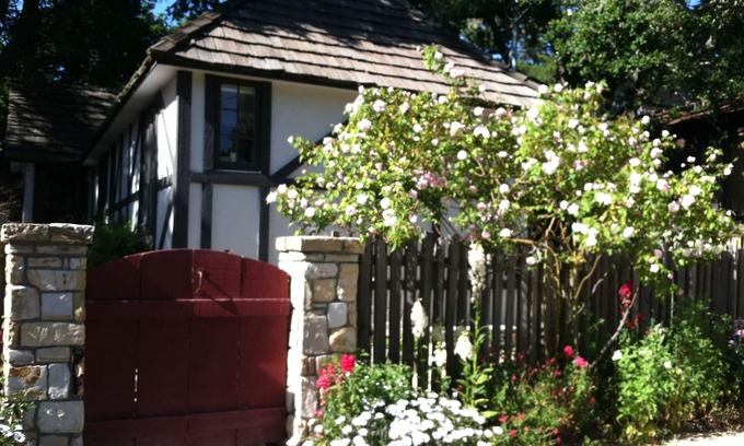 Southeast Carmel Cabaña | Cotswold Cottage en Carmel-by-the-sea