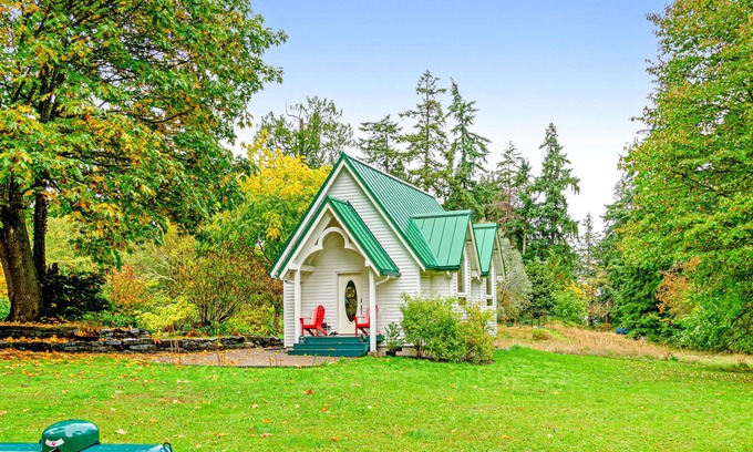 Vashon Island Cabaña | Fairytale Cottage with a Lovely Meadow Setting, Patio & WiFi - Walk to KVI Beach