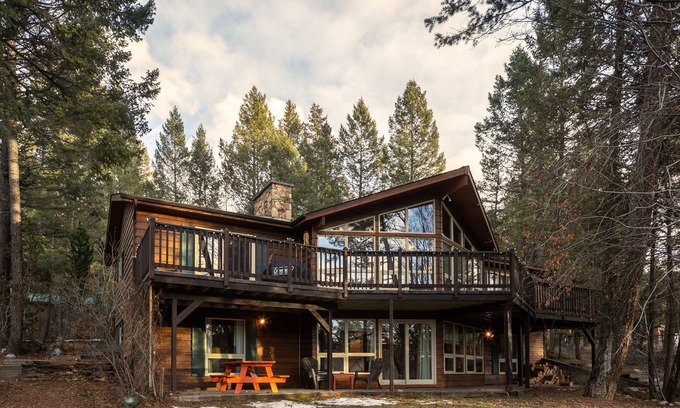 East Kootenay Casa | Falcon Cabin:Serene Location Minutes to Hot Pools and Skiing
