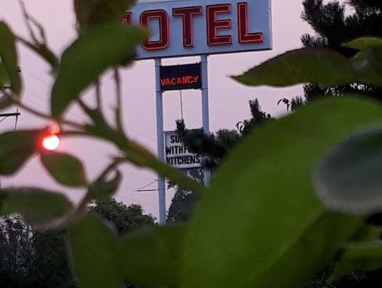 North Cowichan Hotel | Falcon Nest Motel