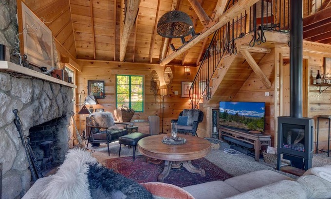 Cedar Flat Casa | Falcon's Rest - Ski and Summer Cabin in The Heart of North Lake Tahoe- Gas Fireplace