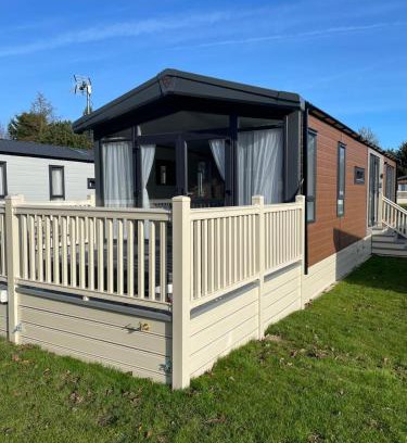 Allerthorpe Casa | Falconers Lodge with Hot Tub