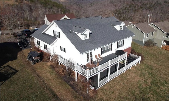 La Follette Casa | Falcons Crest @ Sugar Hollow (Huge home with Covered Slip and Reserved Parking)