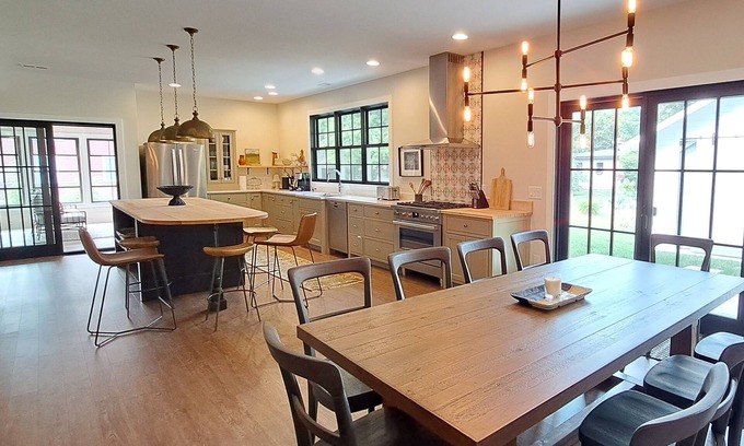 Lakeside Casa | Stunning home w/Private Association Beach 2 Screened Porches