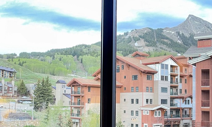 Crested Butte Apartamento | Steps from the Slopes! Hot Tub, Indoor/outdoor pool, Cozy, clean, convenient!