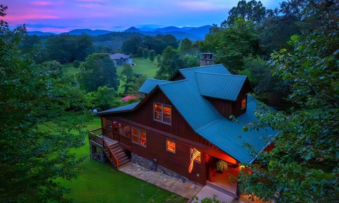 Sylva Cabina | 🌟25% Off New Hot Tub WCU 3 mi Sylva 5 mi Fire Pit Mtn Views Screened Porch Swings Families Couples Smokeys Nat'l Park 23mi 🌟