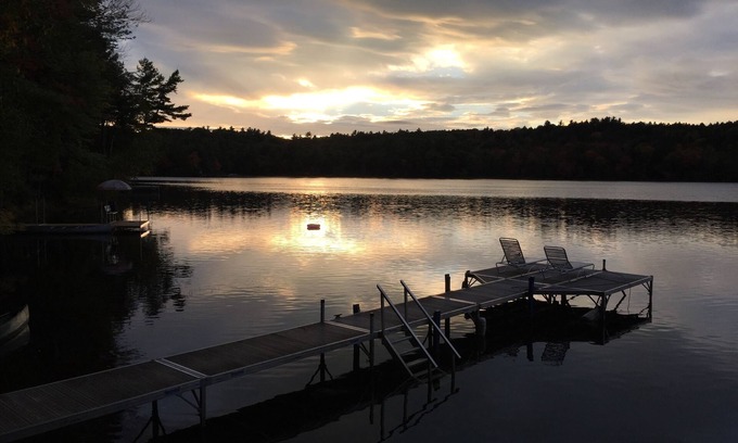 Winthrop Apartamento | Fall colors at a Maine Lakefront cottage. Watch the beautiful change of seasons