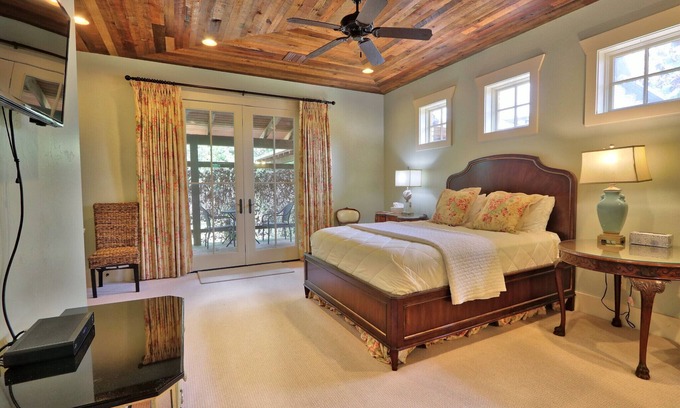 Buda Casa | Fall Creek Vineyards Chardonnay Room