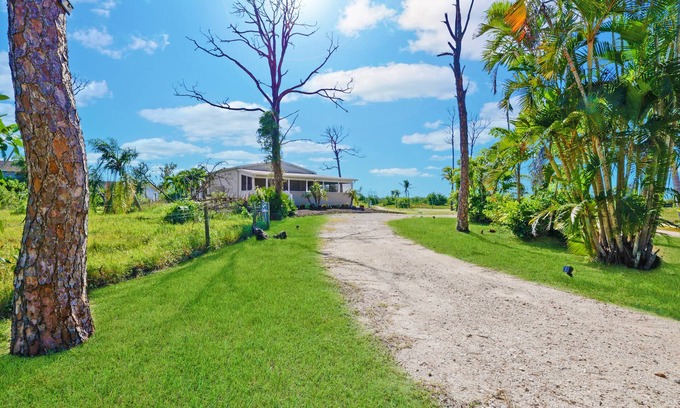 Saint James City Cabaña | Beautiful Country house overlooking 13.5 acres and a small lake