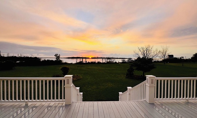 Marshallberg Casa | ~Sound Front Home with Private Dock~