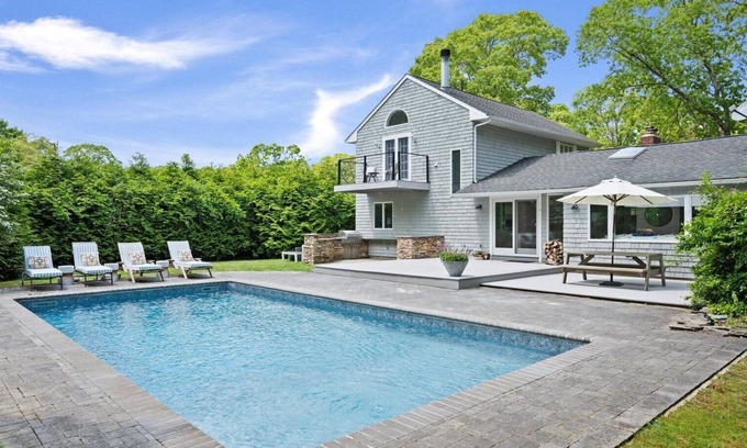 Hampton Bays Casa | FALL ESCAPE -Bright, Contemporary Residence, Spacious Indoor and Outdoor...