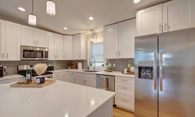Bloomington Casa | Fall Festivities - 4BR Home by IU Stadium Bloomington Bliss