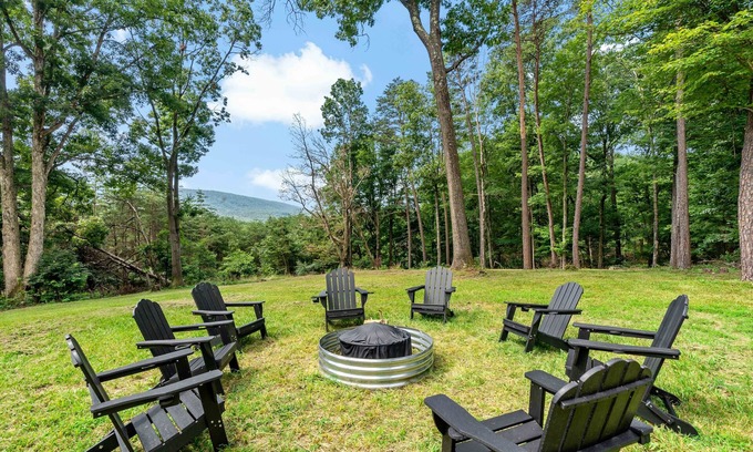 Berkeley Springs Cabina | Country Escape HotTub Stars FirePit Sauna 2Kings Arcade Large Deck