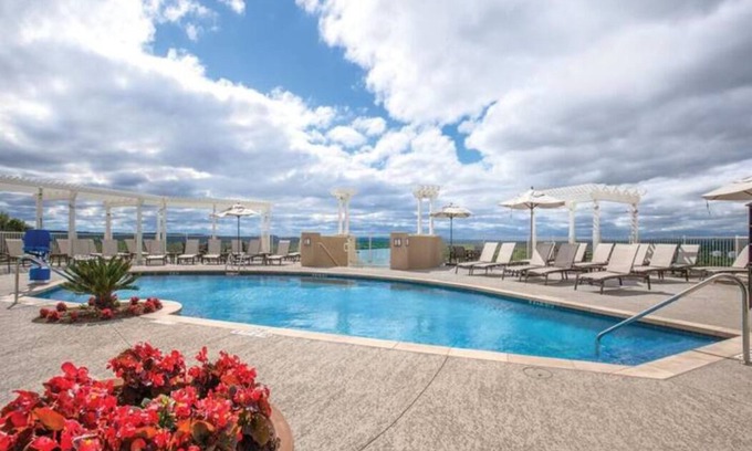Oatmeal Condominio | Fall in Love in Marble Falls! Cozy Condo with Riverview Pool & Hot Tub