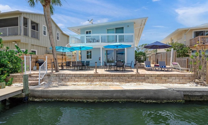 Siesta Key Condominio | Coastal Breeze Siesta: Waterfront 4-Unit Retreat – Walk to Turtle Beach, Boat Dock & Free Beach Gear