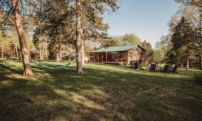 Bourbon Cabina | 10-Acre Cabin Retreat | Close to Floating