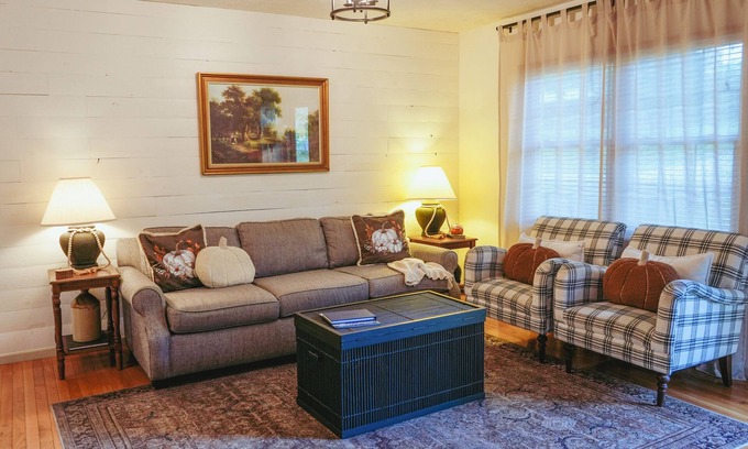 Sevierville Cabaña | NEW Relaxing One Level Cottage Near Dollywood With Fire Pit And Coffee Bar