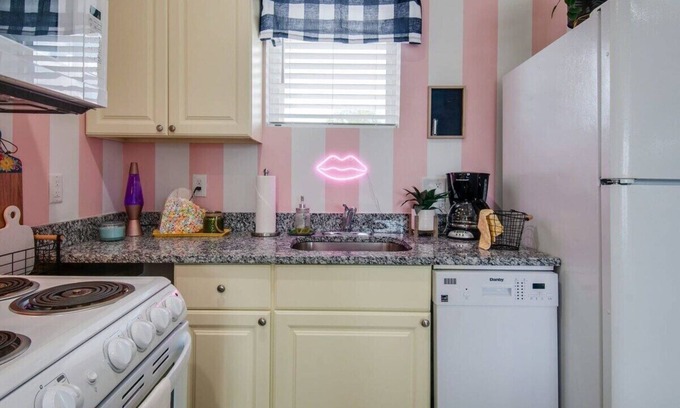 Maxwell Apartamento | Cocina Moderna y TV 4K; ¡Escapada en el Centro de Nashville!
