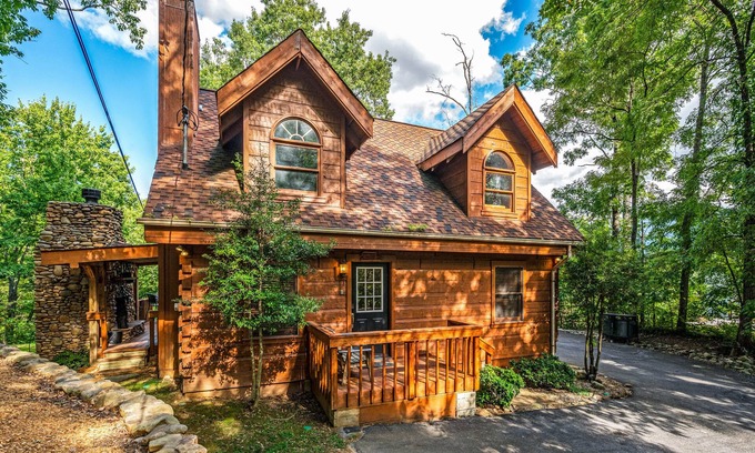 Gatlinburg - Pigeon Forge Cabina | Log Cabin w/Mtn Views, Wood Fireplaces, Hot Tub, Pools, Pool Table, Pickleball
