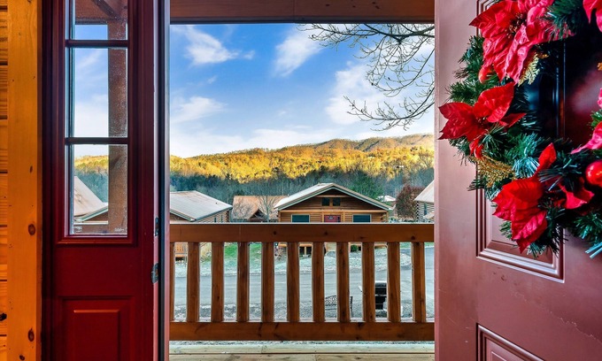 White Oak Lodge Cabina | Fall Specials! View Cabin, Fast WIFI, Multicade, Pool Table, Private Hot Tub!!!