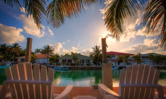 Key Colony Beach Casa | ¡Solo quedan unas pocas semanas de verano 2019! Muelle, bicicletas, kayak, 2 clubes de playa, piscina también!