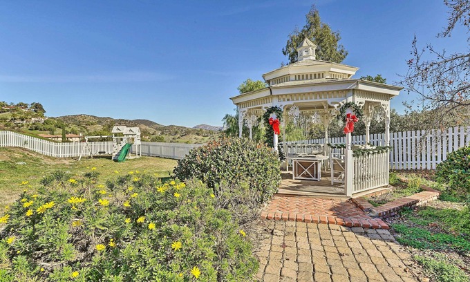 Fallbrook Casa | Fallbrook Home w/ Garden, Gazebo & Fire Pit!