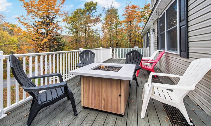 West Dover Casa | FallTime FAMILY VermonT Getaway - Hot Tub- Game Room- Fire Pit