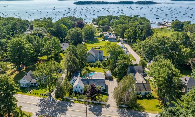 Falmouth Foreside Casa | Falmouth Foreside, four bedrooms, heated pool, sauna and air conditioning