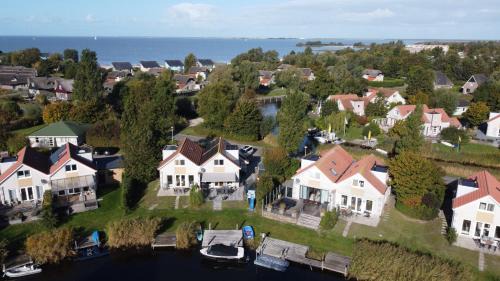 Makkum Casa | familienfreundliches Ferienhaus mit Ruderboot, Sauna und Kamin sowie E-Ladestation