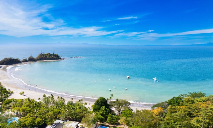 Tárcoles Apartamento | **NEW** Luxury ocean view & beach front access apartment in Mantas bay