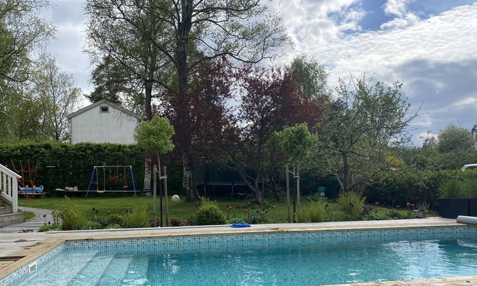 Stureby Villa | Familjevilla med Uppvärmd Pool, 15 min Från Stockholms Centrum